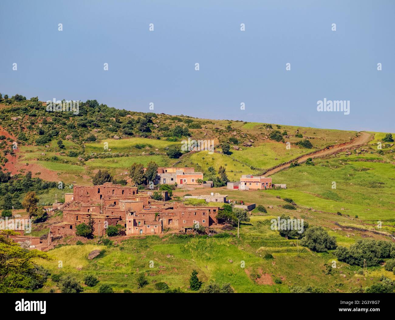 Tizi Ait Barka Dorf im Atlasgebirge mit alten traditionellen Häusern auf der Route von Marrakesch nach Ouarzazate, Marrakesch-Safi Region, Marokko Stockfoto