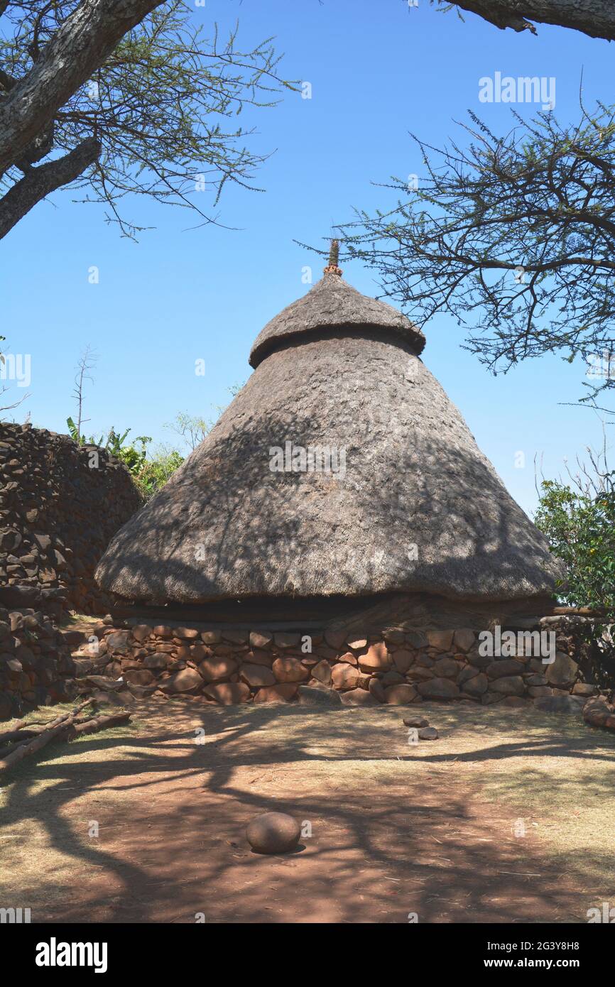 Äthiopien; Region der südlichen Nationen; Steinhaus in Konso; traditionelle Bauweise; Menschen im Konso Stockfoto