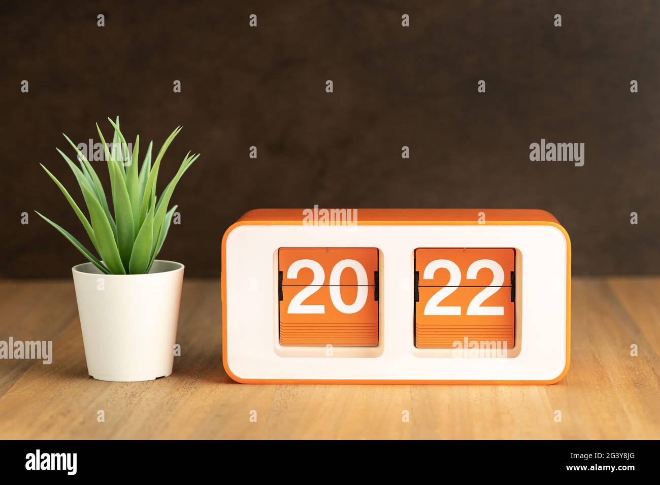 Retro-Flip-Uhr mit 2022-Nummern auf Holztisch. Konzept für das neue Jahr. Speicherplatz kopieren Stockfoto
