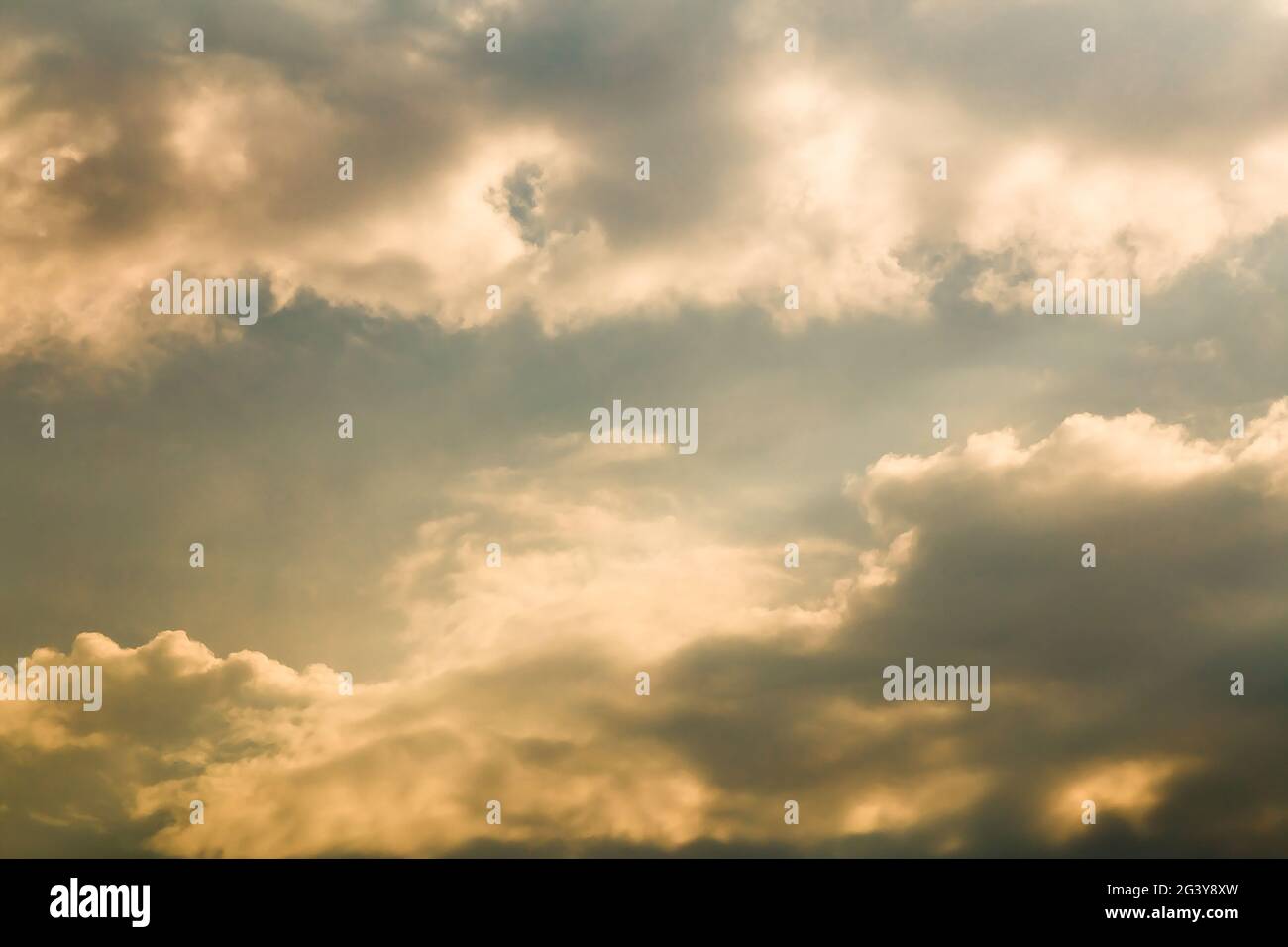 Schöner Abendhimmel mit goldenen Wolken. Himmelspanorama für Bildschirmschoner, Postkarten, Kalender, Präsentationen. Tiefer Punkt bei Weitwinkel. Warme Frühlings- oder Sommerabende. Stockfoto