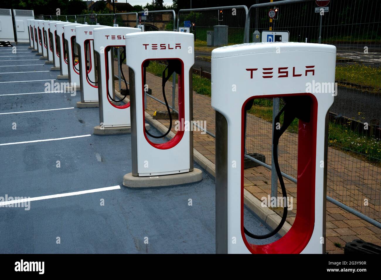 Tesla-Ladestelle am Trumpington Park und Ride Cambridge UK. Juni 2021 Stockfoto