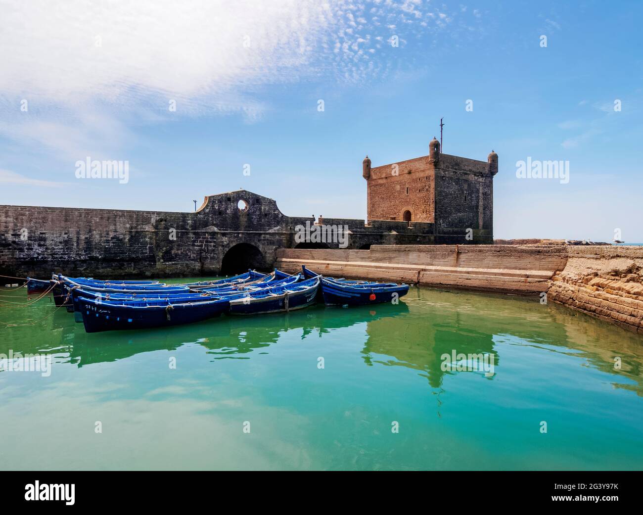 Blaue Boote im Scala Hafen und der Zitadelle, Essaouira, Marrakesch-Safi Region, Marokko Stockfoto