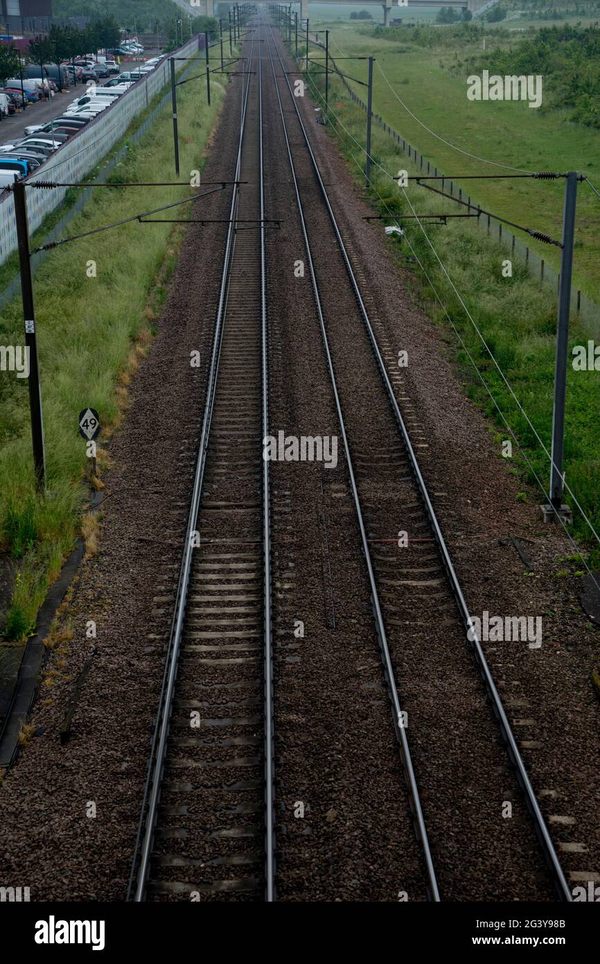 Eisenbahnlinie nach London auf dem biomedizinischen Campus von Cambridge, Standort des zukünftigen Cambridge South Station UK, Juni 2021 Stockfoto