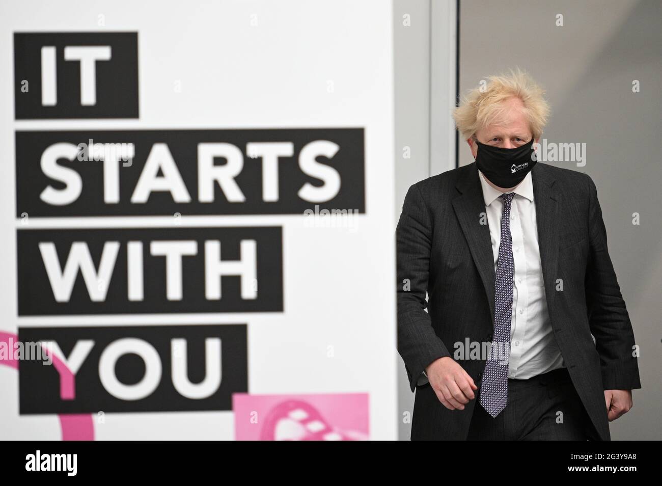 Premierminister Boris Johnson besucht das Kunst- und Kunsthandwerksgebiet während eines Besuchs im Kirklees College Springfield Sixth Form Center in Dewsbury, West Yorkshire. Bilddatum: Freitag, 18. Juni 2021. Stockfoto