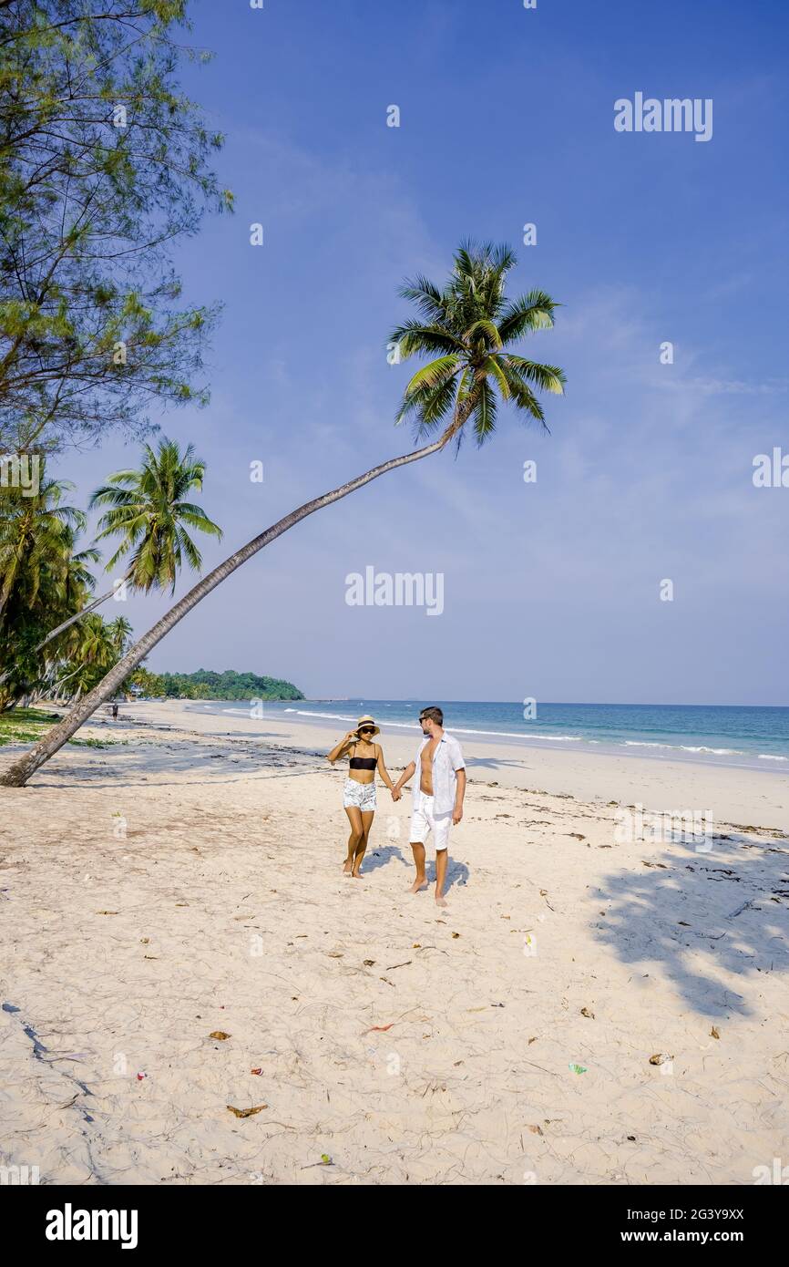 Pärchen im Urlaub in Thailand, Provinz Chumpon, weißer tropischer Strand mit Palmen, Wua Laen Strand Chumphon Gebiet Thailand, Stockfoto