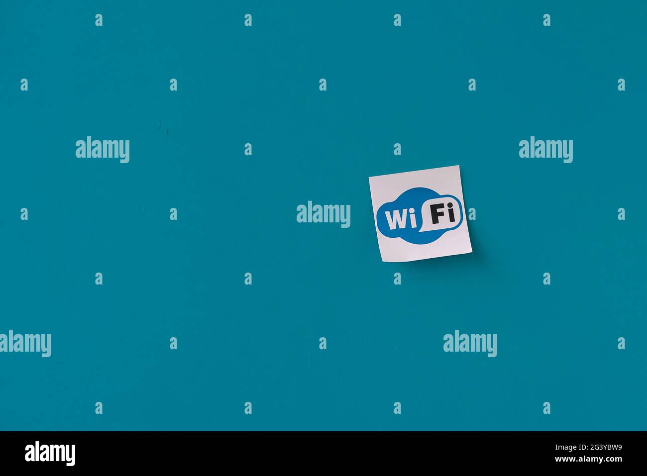 zeichen von wi-Fi an der Wand, abstrakte Aufkleber an öffentlichen Ort angebracht Stockfoto