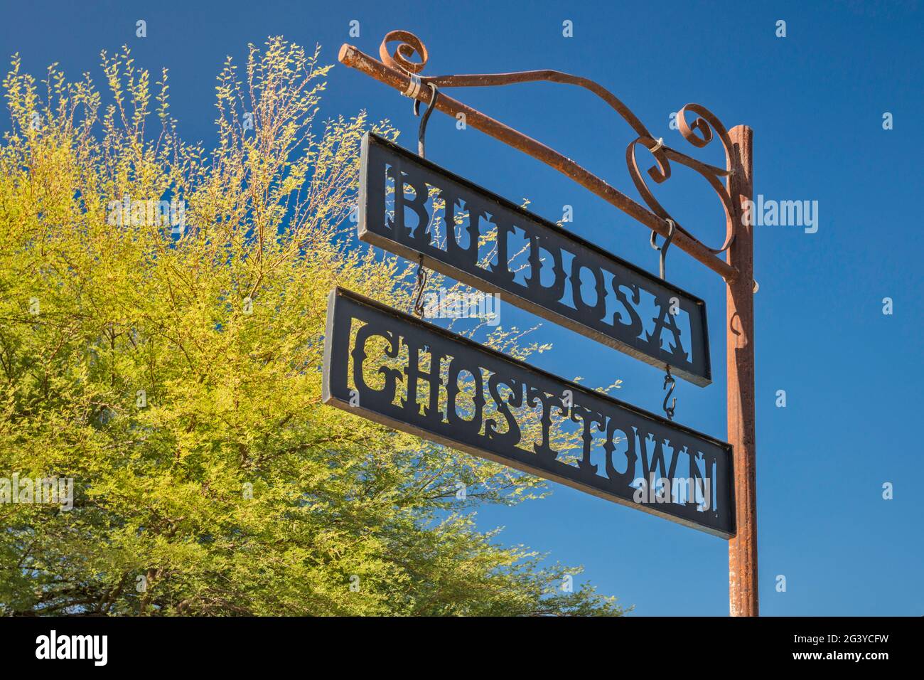 Schmiedeeisernes Schild im Dorf Ruidosa, Big Bend Country, Texas, USA Stockfoto