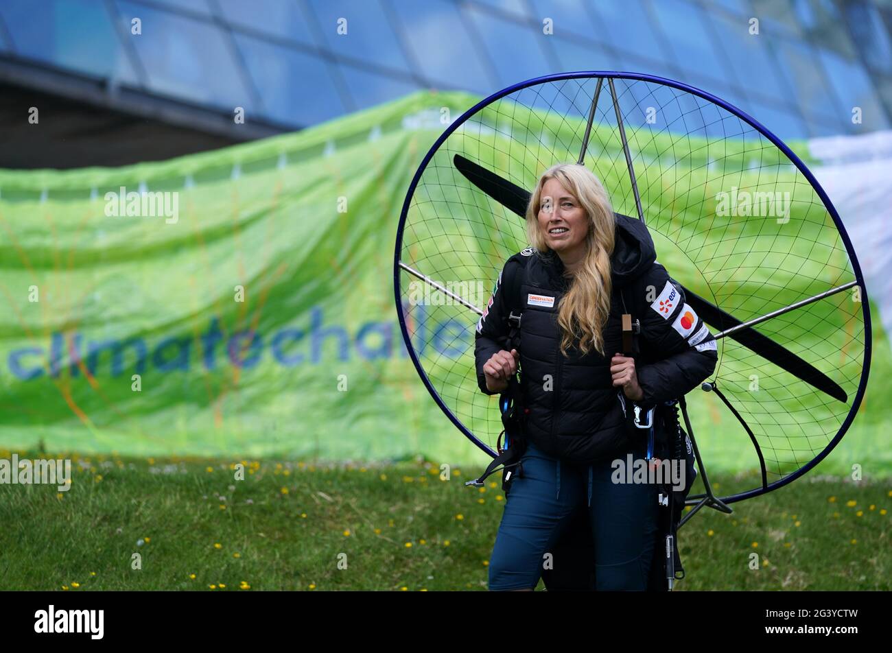 Die Paramotoristin Sacha Dench mit ihrem adaptierten elektrischen Paramotor am Glasgow Science Center. Sacha, der als „menschlicher Schwan“ bekannt ist, wird Großbritannien mit dem adaptierten elektrischen Paramotor umrunden, gegen den Uhrzeigersinn um die Küste fliegen und etwa sechs Wochen später in Glasgow landen, um die Klimakonferenz Cop26 zu markieren, die in Glasgow stattfindet. Bilddatum: Freitag, 18. Juni 2021. Stockfoto