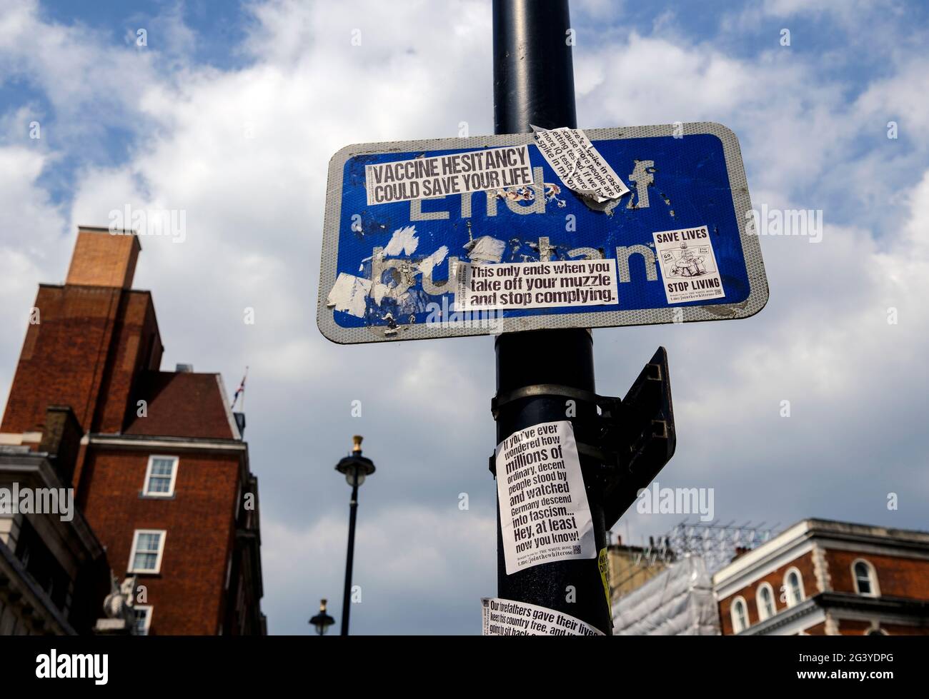 Anti-vax-Demonstranten haben während eines Anti-Lockdown-Protests und einer Demonstration in London im Mai 2021 überall in London Aufkleber angebracht Stockfoto