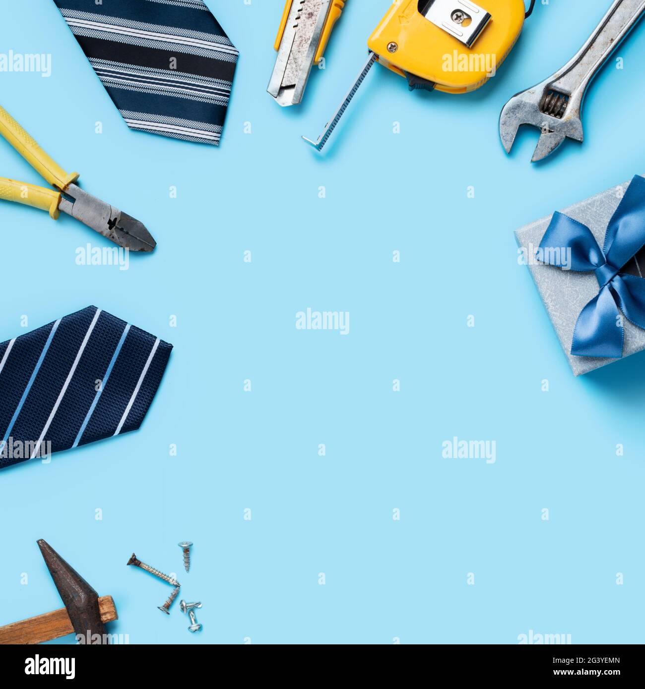 Draufsicht Design-Konzept von Vatertag und Arbeitstag mit Arbeitswerkzeugen auf blauem Hintergrund. Stockfoto
