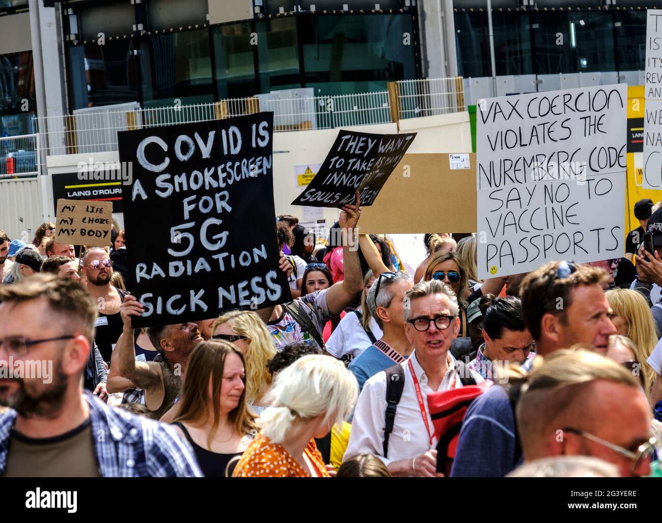 Anti-Vax-Anti-Lockdown-Demonstranten marschieren durch das Zentrum von London, protestieren gegen die Regierungen Covid-Maßnahmen, einschließlich Impfpass und Beschränkungen für die Öffnung der Lockdown.Mai 29 2021 Stockfoto