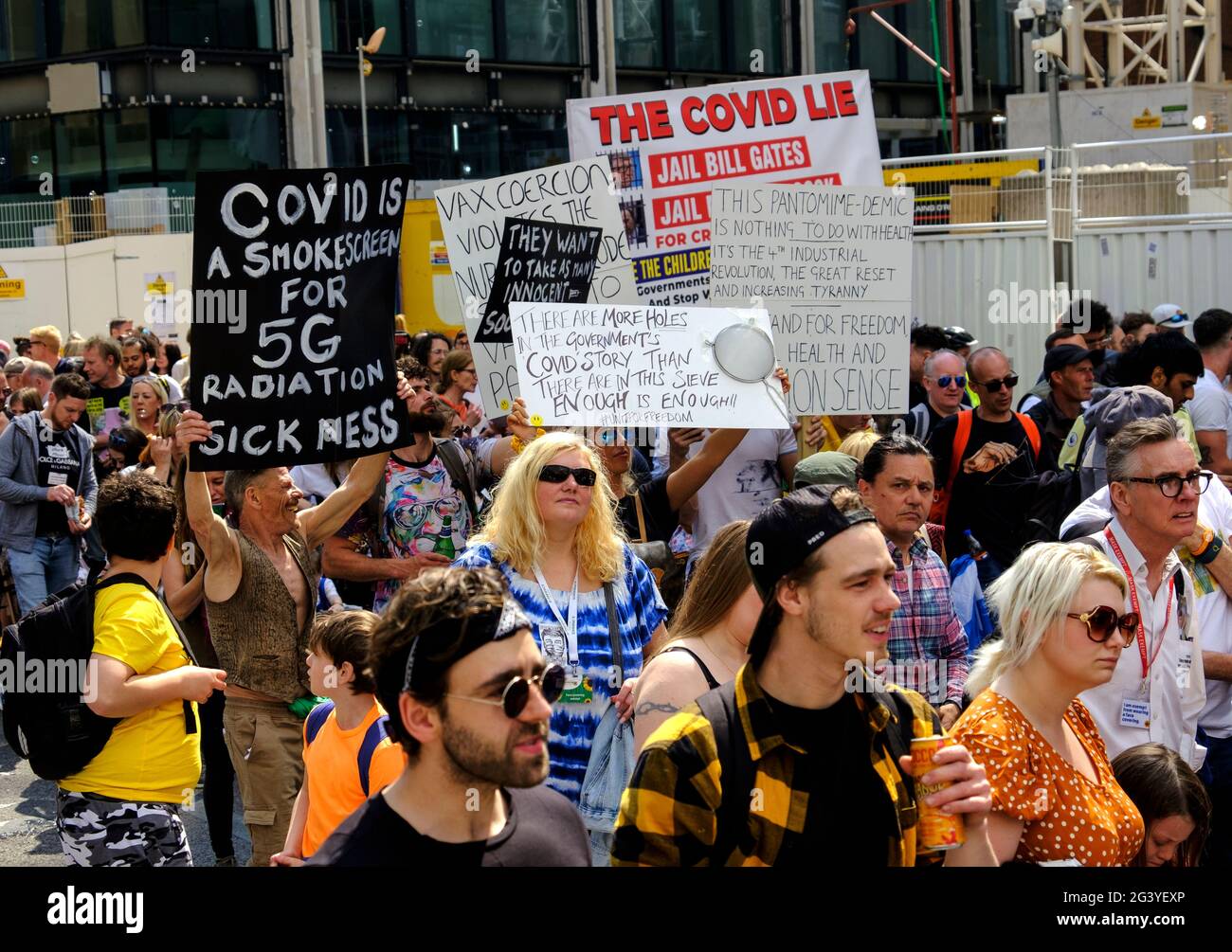 Anti-Vax-Anti-Lockdown-Demonstranten marschieren durch das Zentrum von London, protestieren gegen die Regierungen Covid-Maßnahmen, einschließlich Impfpass und Beschränkungen für die Öffnung der Lockdown.Mai 29 2021 Stockfoto