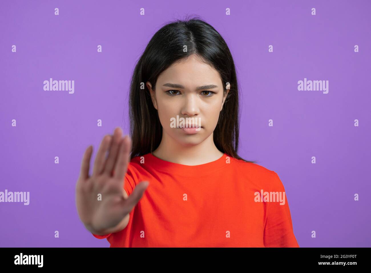 Hübsche Frau missbilligt ohne Handzeichen Geste. Leugnen, Ablehnung, nicht einverstanden, Porträt von schönen Mädchen auf violettem Hintergrund Stockfoto