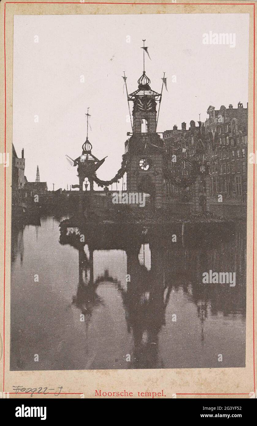 Dekoration auf dem Wasser während der April-Festivals im Jahr 1887 in Amsterdam; Moorsche Tempel .. Teil des Fotoalbums mit Aufnahmen der Aprilpartys 1887 in Amsterdam. Stockfoto