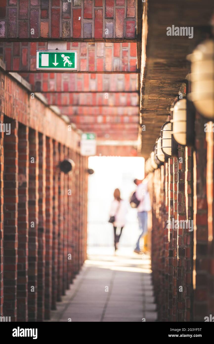 Lampen auf der Oberseite eines gemausterten Gebäudes Stockfoto