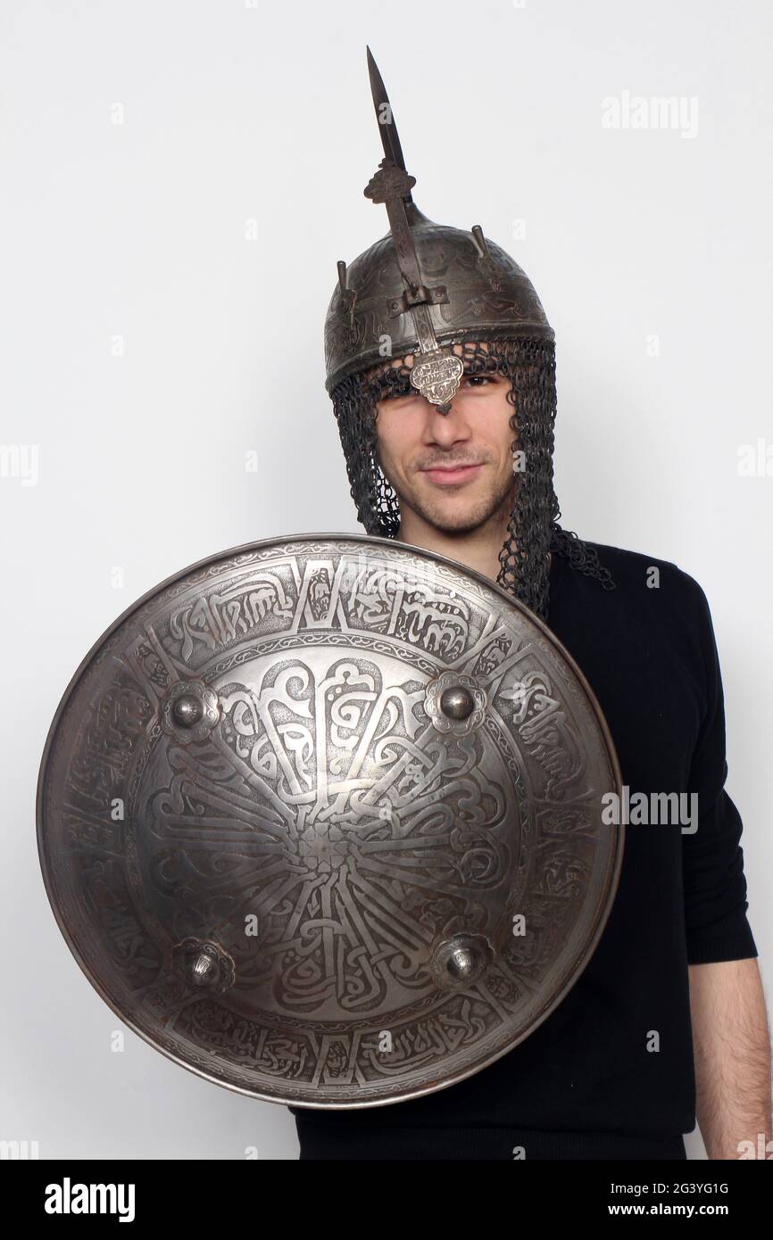 Urban Warrior posiert im Studio auf isoliertem Hintergrund. Kostüme, Cosplay und Halloween-Konzept. Stockfoto