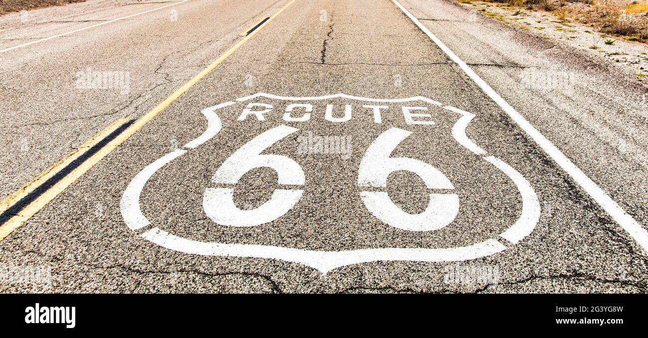 Straßenschild der Route 66. Klassisches Konzept für Reisen und Abenteuer im Vintage-Stil. Stockfoto