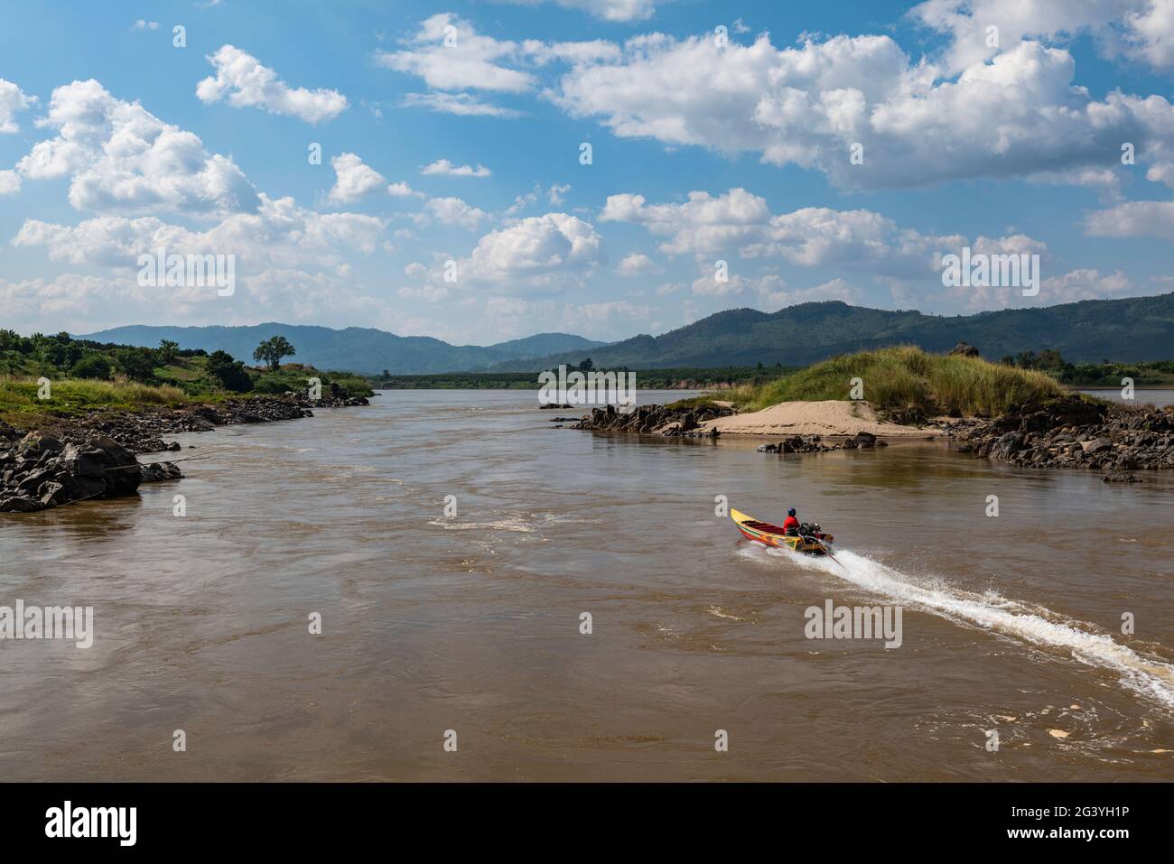 Longtail-Boot auf dem Mekong-Fluss, in der Nähe von Houayxay (Huay Xai), Provinz Bokeo, Laos, Asien Stockfoto