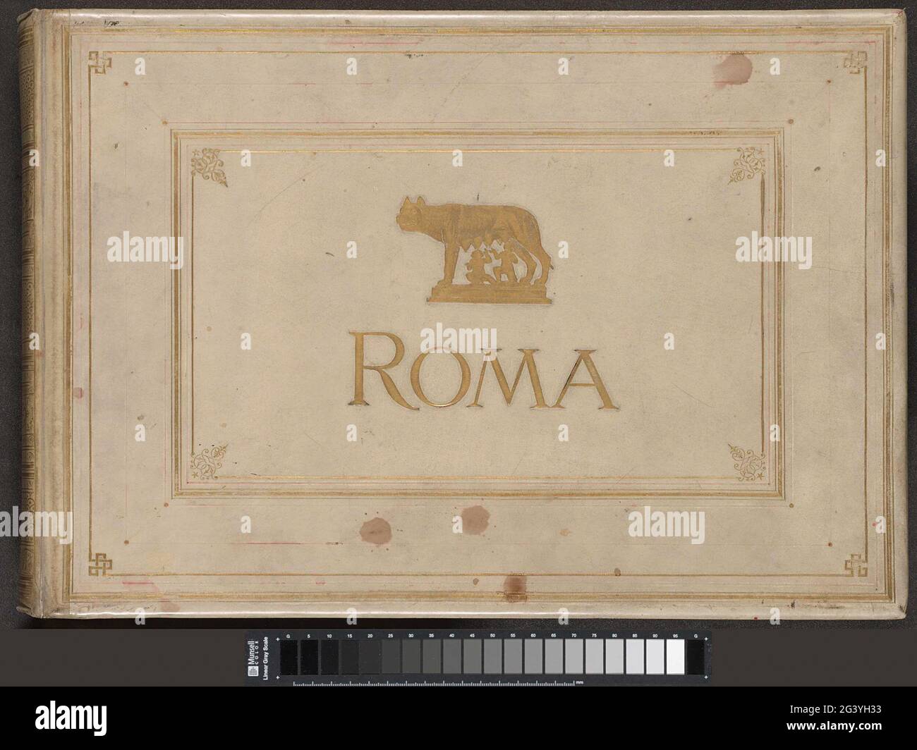 Fotoalbum mit Aufnahmen von Sehenswürdigkeiten und Kunstwerken in Rom; Roma. Fotoalbum im Pergamentband. Auf der Preplat der Titel und ein Bild von Romulus und Remus gesucht von einem Wolvin (das Symbol der Stadt Rom), in Golddruck und geprägt. Sowohl die vordere als auch die hintere Plattform sind mit goldenen Rahmen verziert, das Band hinten mit einem geometrischen und Blattmotiv. Die Bracts sind aus weißem, erraten Papier. Das Album enthält 102 Blätter Gold auf geschnitten mit der gleichen Anzahl von Fotos. Jedes Foto ist gerahmt und mit einem englischsprachigen Druck ausgestattet. Sie sind Aufnahmen von Sehenswürdigkeiten in Rom, oft aus Fr. Stockfoto