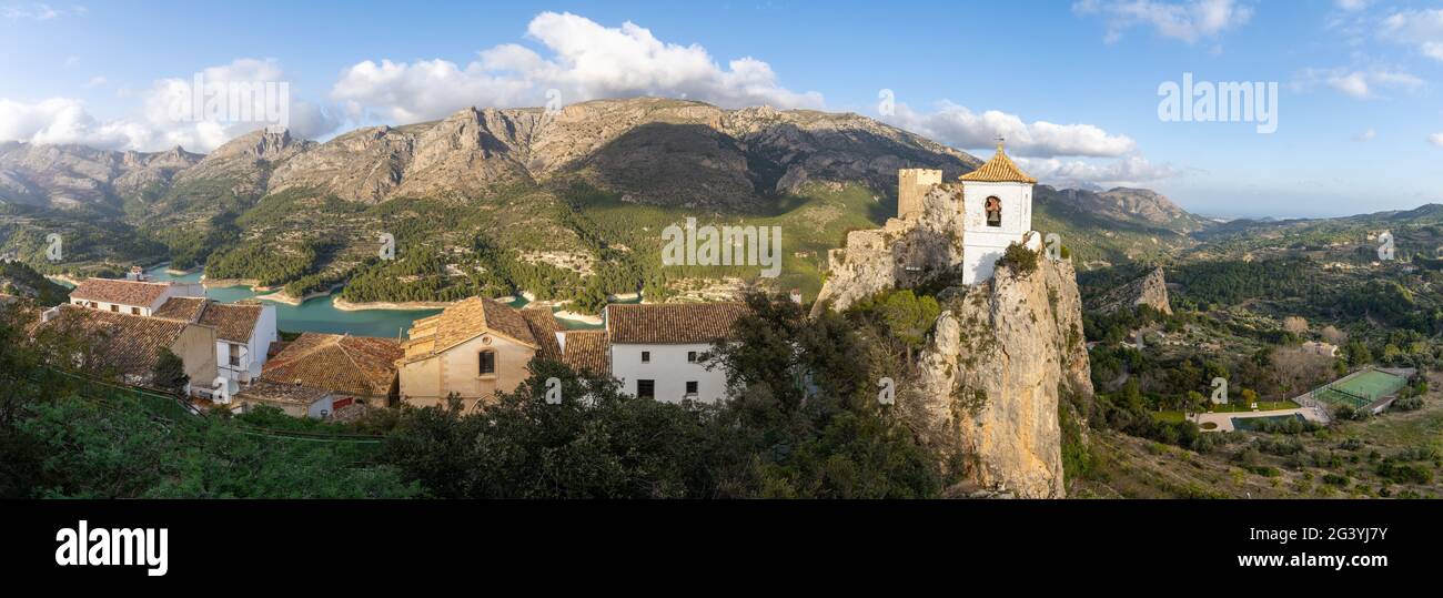 Ein Panoramablick auf Guadalest Dorf und Berglandschaft Stockfoto