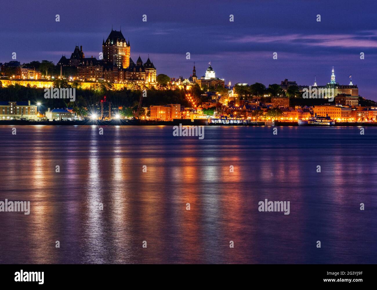 Die Lichter der Stadt Quebec und des Chateau Frontenac leuchten auf dem St. Lawrence-Fluss, von Lévis, Quebec, Kanada aus gesehen Stockfoto