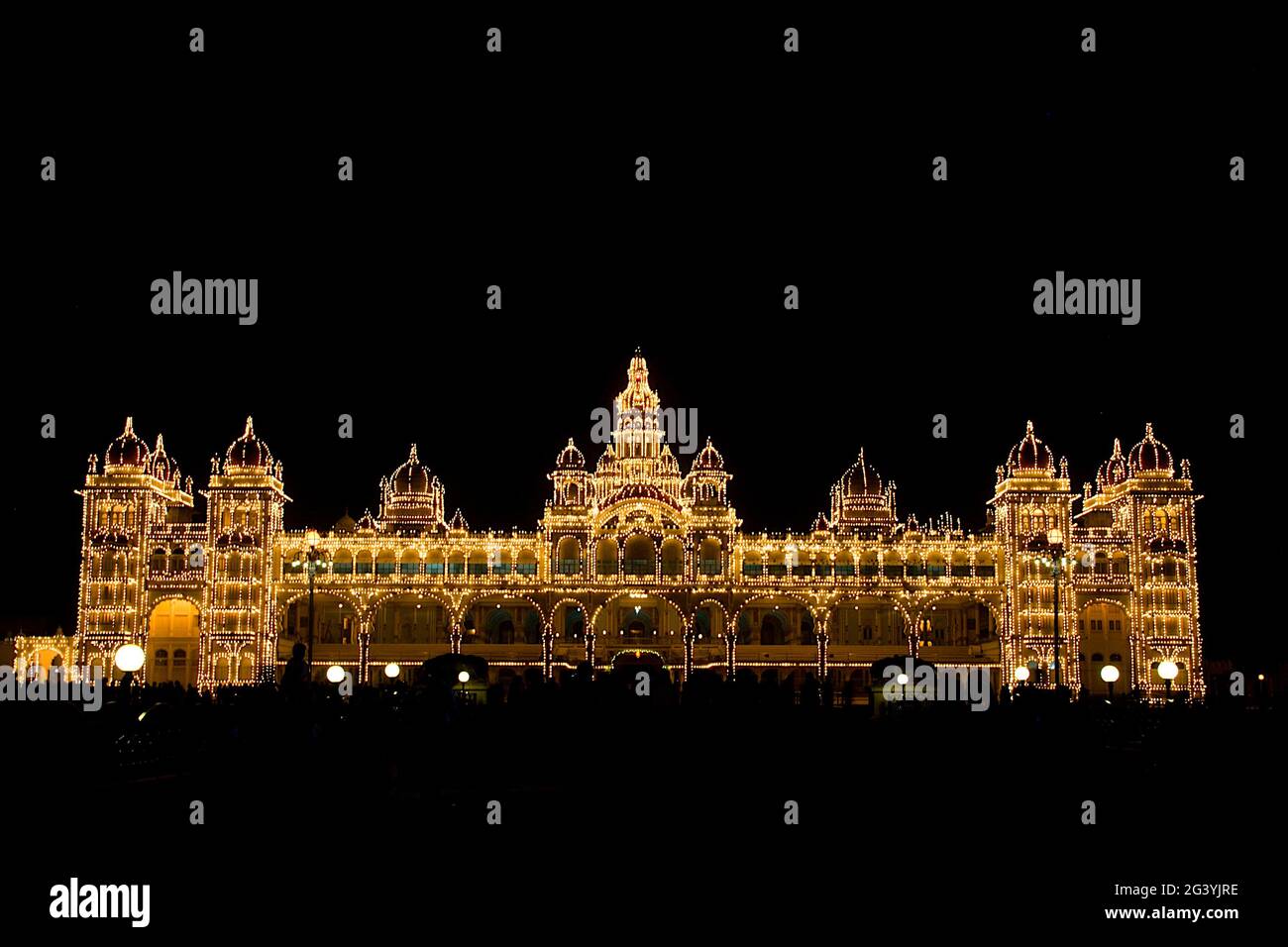 Erleuchtete Mysuru Palace bei Nacht Stockfoto