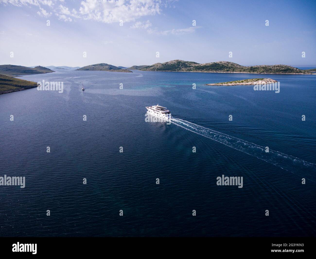 Luftaufnahme eines Schiffes in der Adria mit Inseln dahinter, Nationalpark Kornati, Šibenik-Knin, Kroatien, Europa Stockfoto