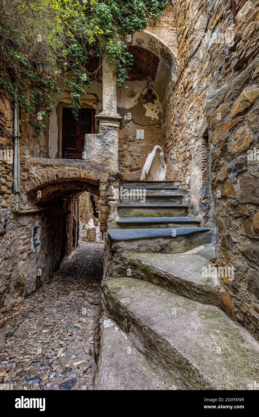 Italien Ligurien das Dorf Bussana Vecchia - EIN heftiges Erdbeben im Jahr 1887 zerstörte einen großen Teil der Stadt. Lange Zeit blieb es unbewohnt, aber Ende der 1950er Jahre ließ sich dort eine Gruppe von Künstlern nieder und belebte die Bürger, die lange Zeit ein Geisterdorf geblieben waren. Stockfoto