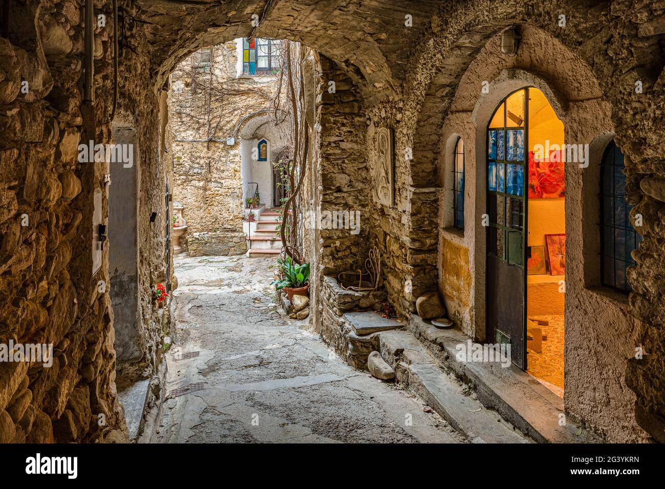 Italien Ligurien das Dorf Bussana Vecchia - EIN heftiges Erdbeben im Jahr 1887 zerstörte einen großen Teil der Stadt. Lange Zeit blieb es unbewohnt, aber Ende der 1950er Jahre ließ sich dort eine Gruppe von Künstlern nieder und belebte die Bürger, die lange Zeit ein Geisterdorf geblieben waren. Stockfoto