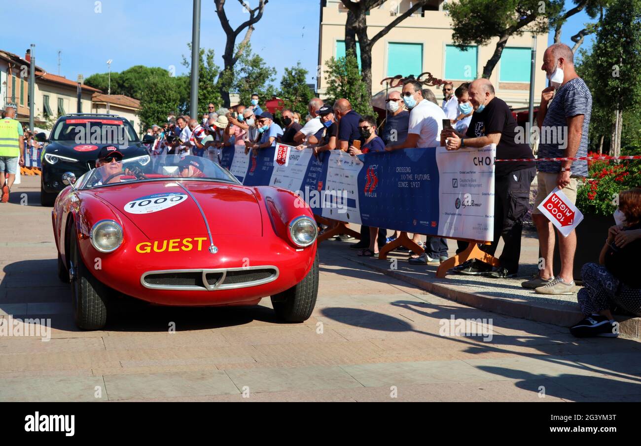 Fiat-Designer Roberto Giolito und tv-Moderatorin Camila Raznovich sahen auf einem Alfa Romeo Sport Spider am 1000. Juni 2021 beim Stopp des Miglia-Rennens 17 in Castiglioncello, Toskana. Derzeit ist Giolito Manager von Stellantis, dem 2021 aus dem Zusammenschluss des italienischen Amerikaners Fiat Chrysler Automobiles und des französischen Automobilkonzerns PSA gegründeten multinationalen Automobilkonzern mit Sitz in den Niederlanden. (Elisa Gestri/Sipausa) Stockfoto