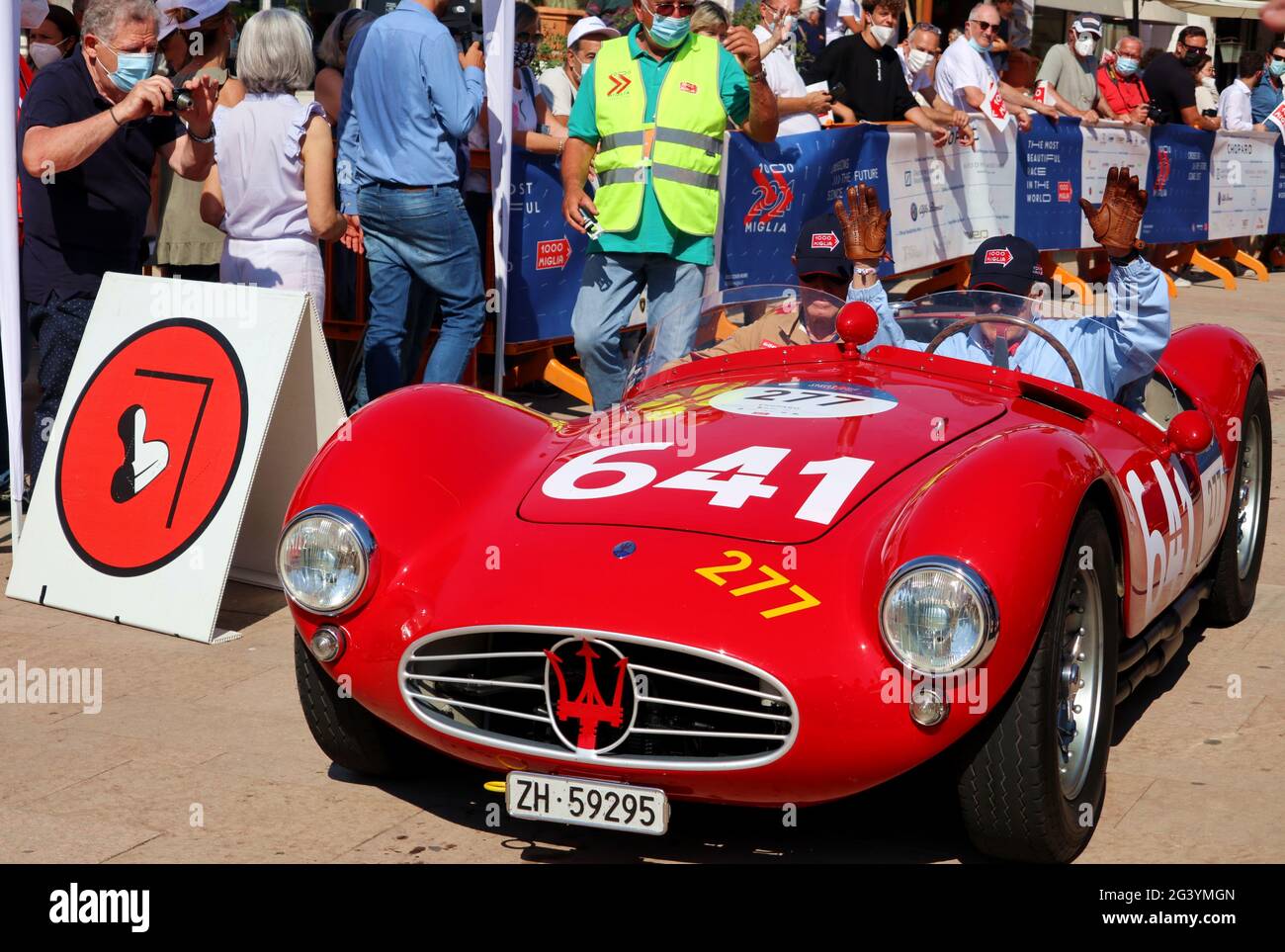Ein roter Maserati kam gerade am 1000. Juni 2021 am Stopp des Miglia-Rennens 17 in Castiglioncello, Toskana, an. Derzeit ist Maserati im Besitz der Stellantis Group. (Elisa Gestri/Sipausa) Stockfoto