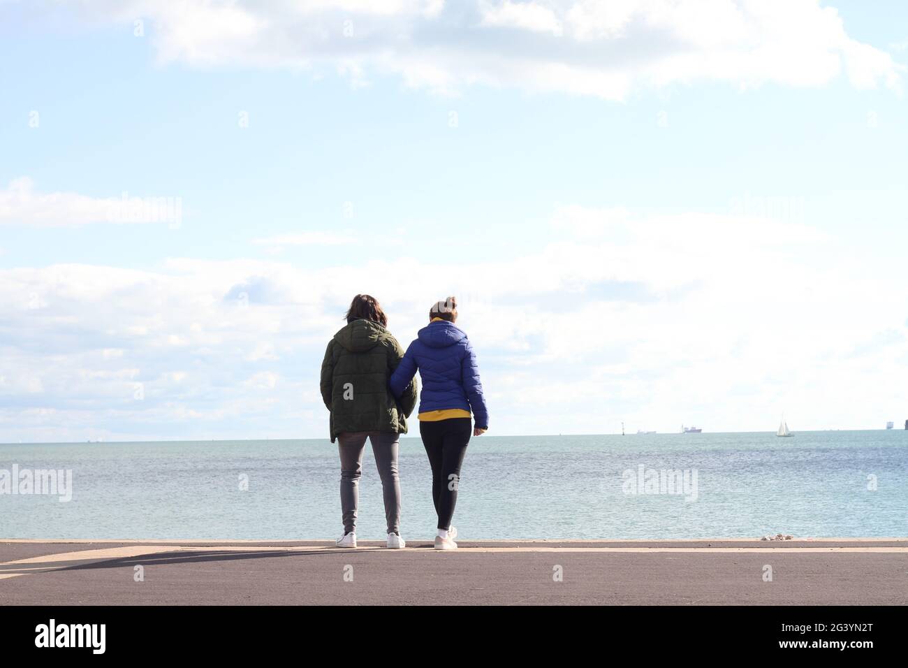 Menschen genießen einen sonnigen Abend am Meer im Oktober 2020. In Southsea, Großbritannien, während der Sperre. Stockfoto