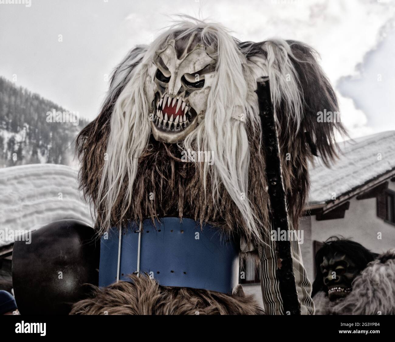 Karnevalsparade der Tschäggättä in Wiler, Lötschental, Wallis, Schweiz. Stockfoto