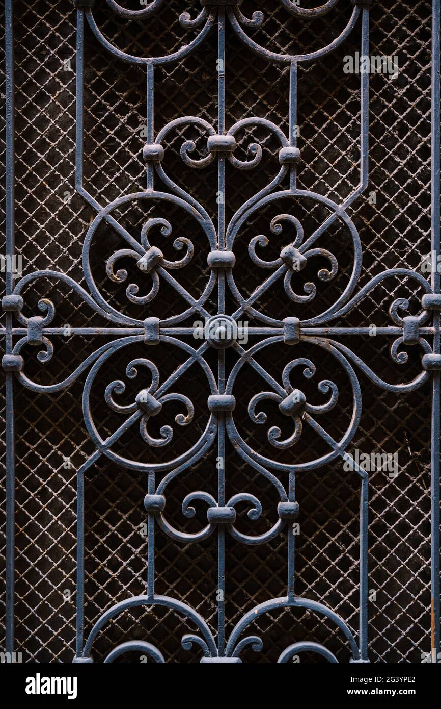Metallschmieden an der Tür, blau, vor dem Hintergrund eines kleinen Maschens von Sklaven. Elemente der architektonischen Dekoration der alten buil Stockfoto