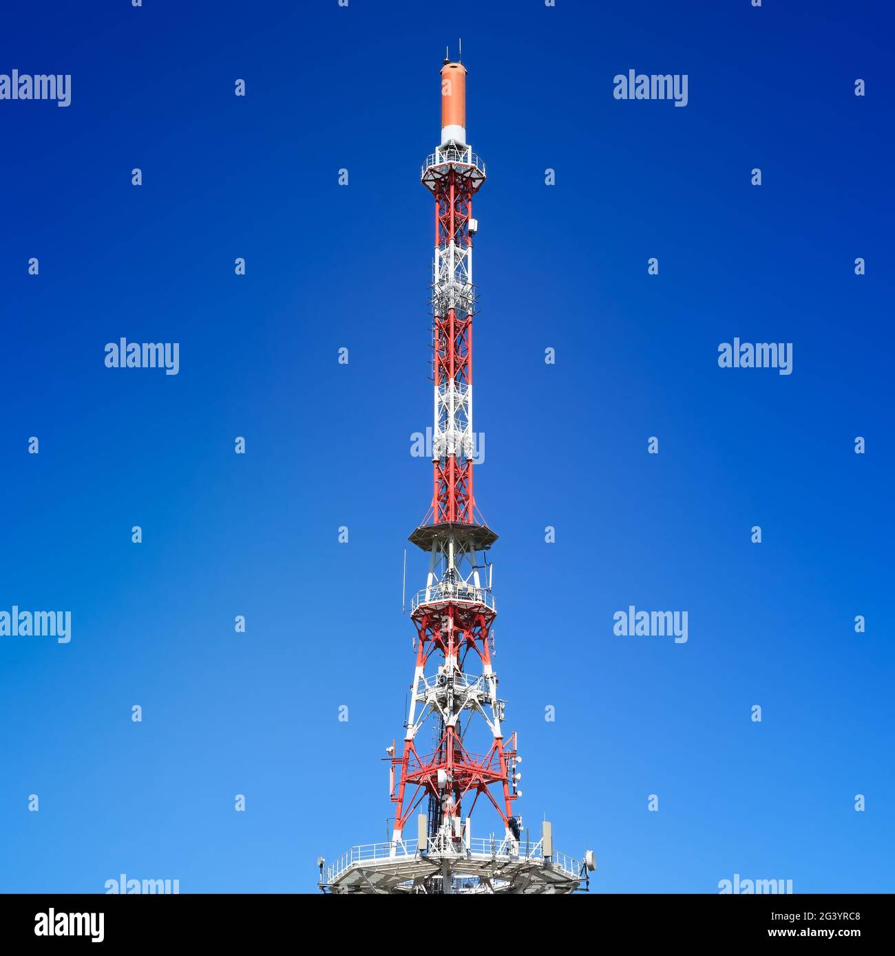 Kommunikationsturm für 4G und 5G Stockfoto