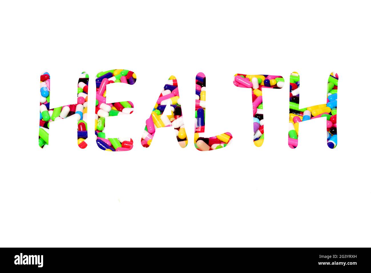 Pillen in Kapseln in Form des Textes Gesundheit auf weißem Hintergrund. Mehrfarbige pharmazeutische Pille, medizinische Tabletten zur Erhaltung und Verbesserung Stockfoto