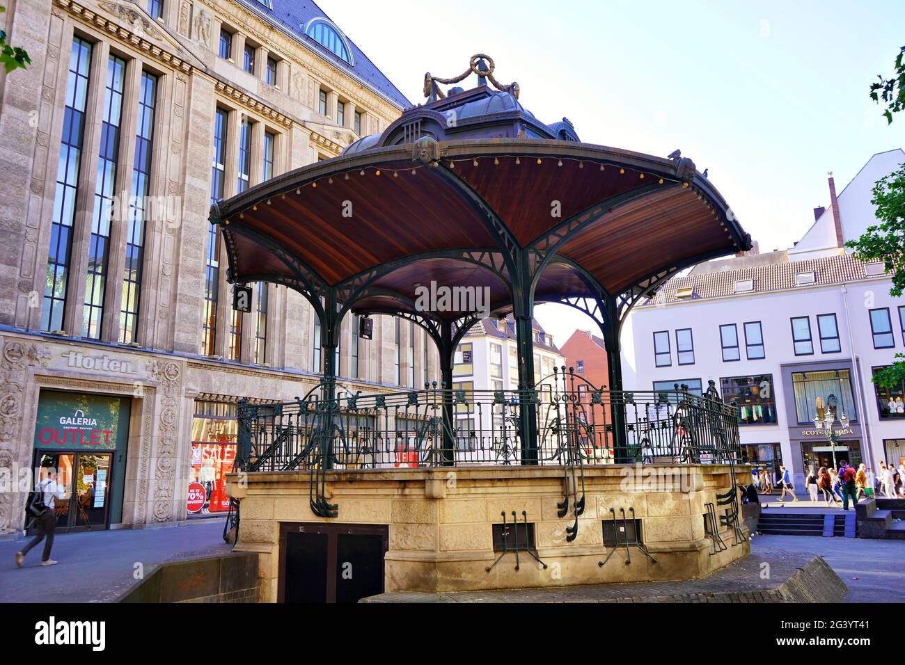 Der beliebte Attaction Musikpavillon in der Düsseldorfer Altstadt vor dem ehemaligen Kaufhaus Carsch-Haus. Stockfoto