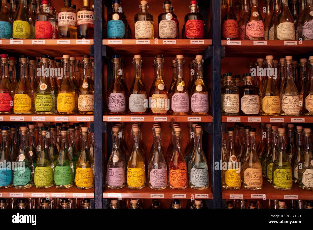 Obstschnaps zu verkaufen in der Feinbrennerei Dirker, Mömbris Niedersteinbach, Kahlgrund, Spessart-Festland, Franken, Bayern, Deutschland, Europa Stockfoto
