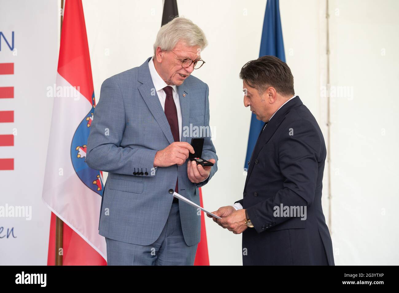 Wiesbaden Deutschland Juni 2021 Der Hessische Ministerprasident Volker Bouffier Cdu L Ubergibt Wahrend Der Posthumen Preisverleihung Die Hessische Medaille Fur Zivilcourage An Vili Viorel P Uns Vater Niculescu P Un P Un Hatte Wahrend Des Rechten