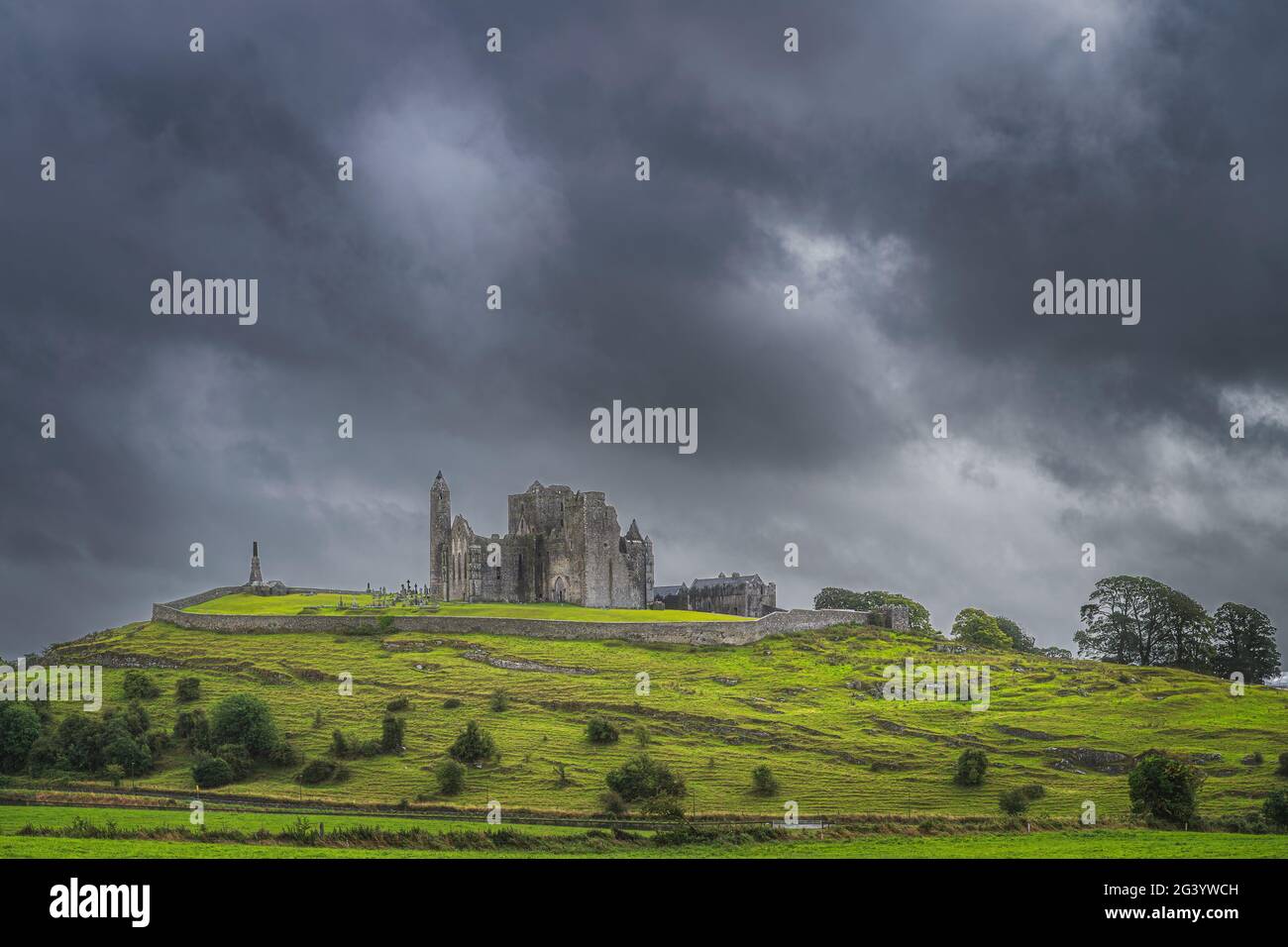 Majestätische Burg aus dem 12. Jahrhundert, Rock of Cashel, mit dramatischen Sturmwolken Stockfoto