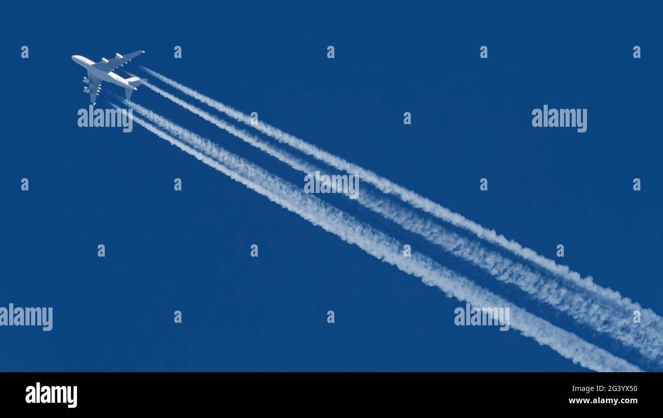 Flugzeuge mit Kondensstreifen Stockfoto