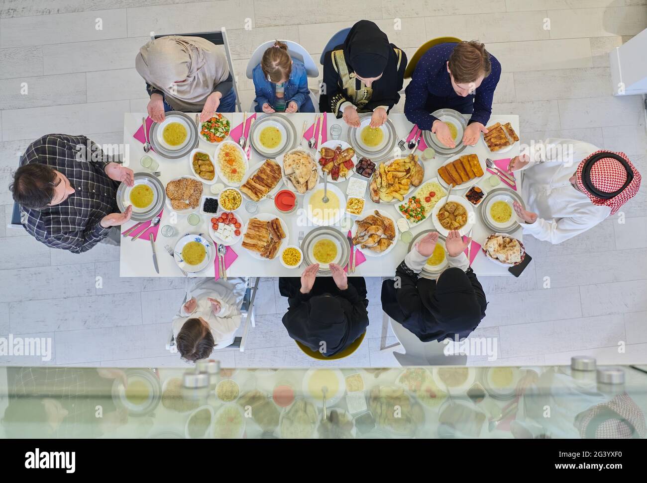 Draufsicht auf muslimische Familie, die während des Ramadan iftar dua zum Fastenbrechen macht. Stockfoto