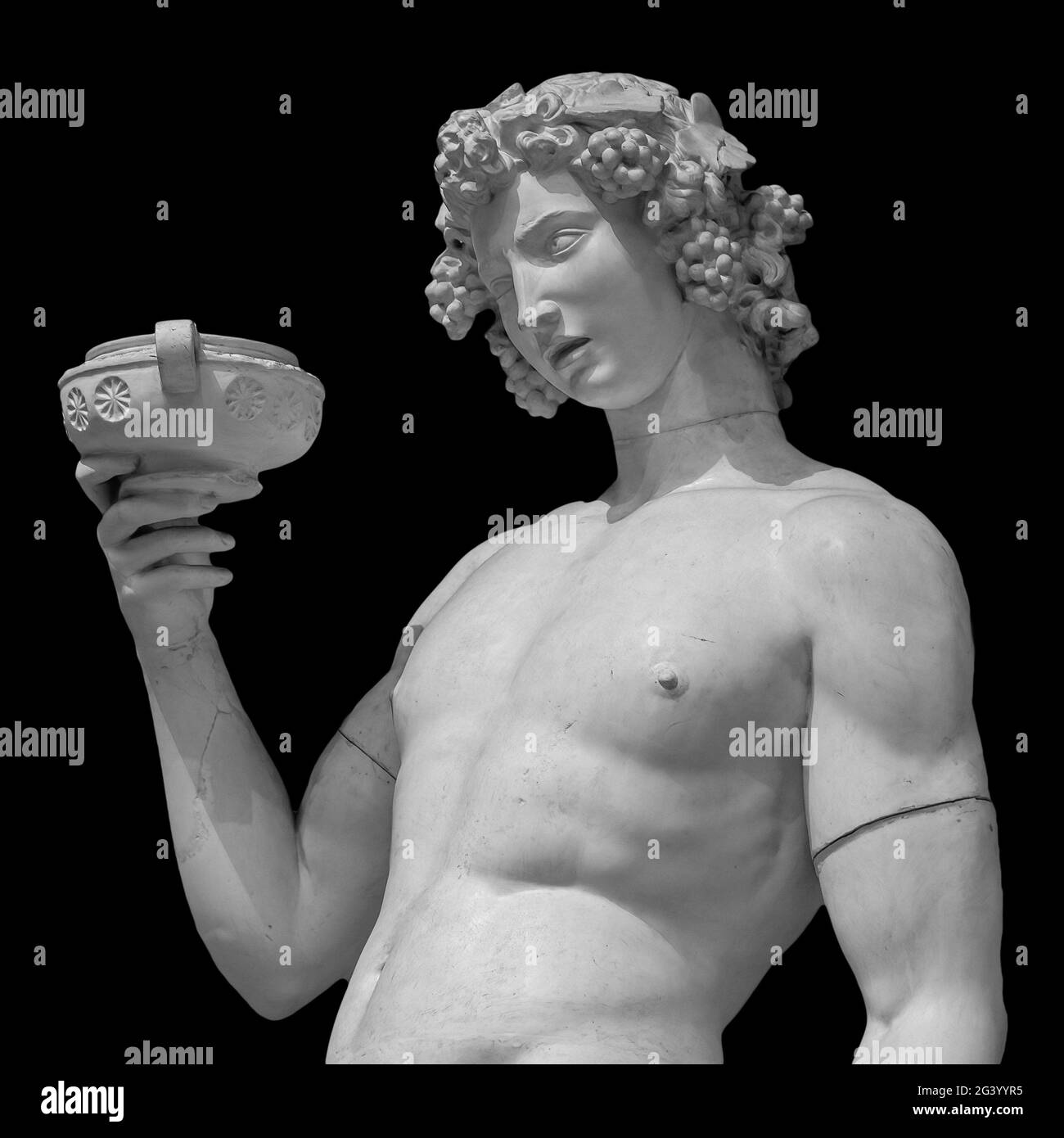 Alte Statue des Dionysos isoliert auf einem schwarzen Hintergrund. Dionysos ist der Gott der Weinlese, des Weines und der Heiterkeit. Auch kn Stockfoto