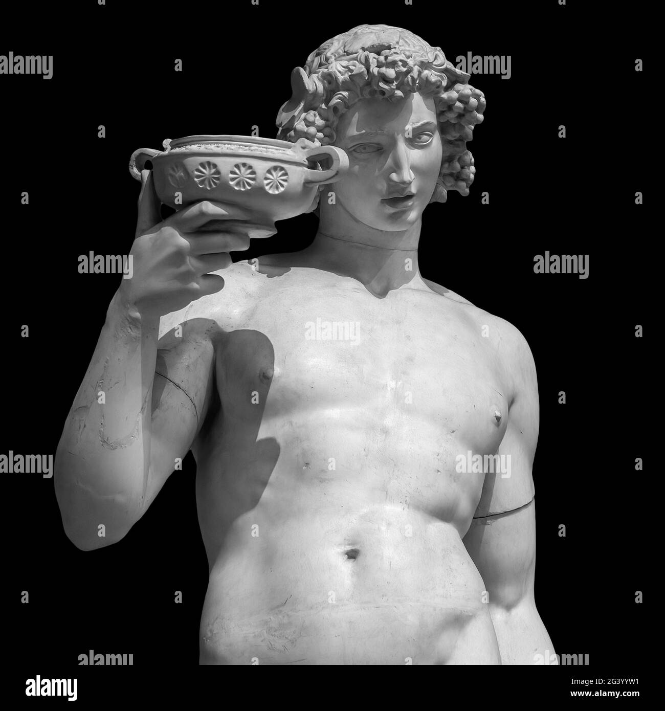 Alte Statue des Dionysos isoliert auf einem schwarzen Hintergrund. Dionysos ist der Gott der Weinlese, des Weines und der Heiterkeit. Auch kn Stockfoto