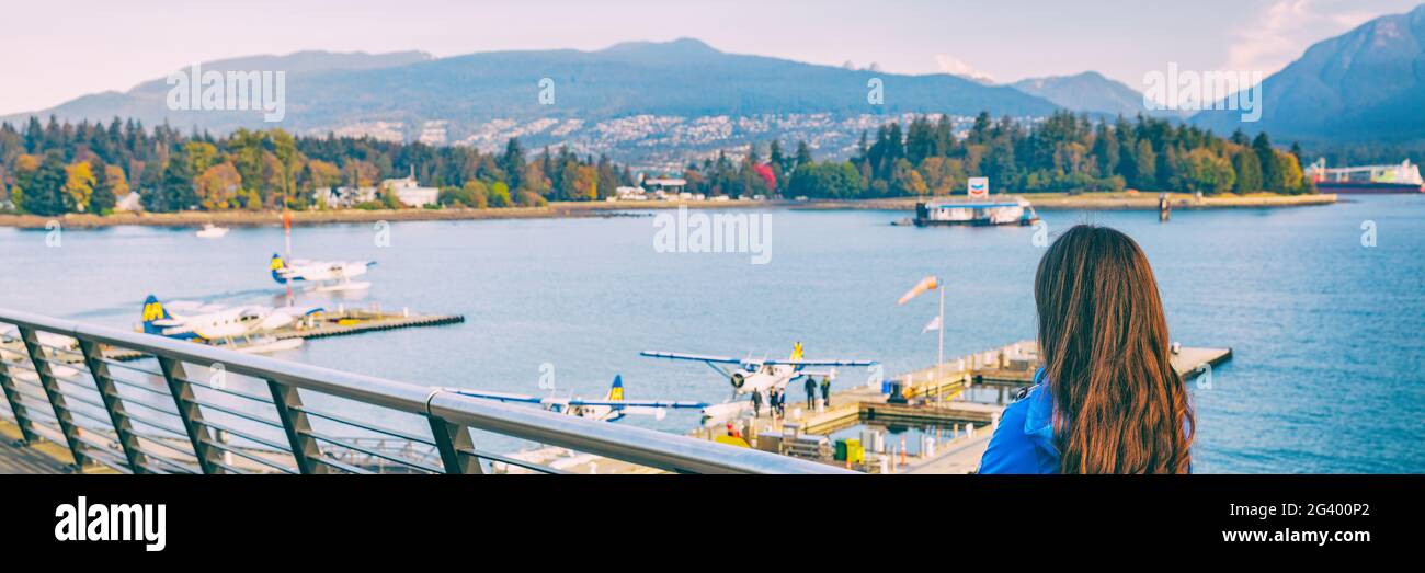 Frau, die im Herbst in Vancouver, BC, Kanada, im Coal Harbour spazieren geht. Herbst Reise Lifestyle Panorama Banner. Stockfoto