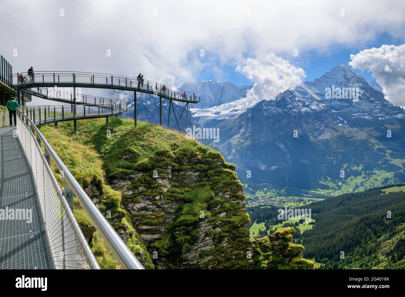 Mehrere Menschen stehen auf einem Klippenweg mit Blick auf Fiescherhorn und Eiger, Tissot Cliff Walk, First, Grindelwald, Berner Oberland, UNESCO World Natura Stockfoto