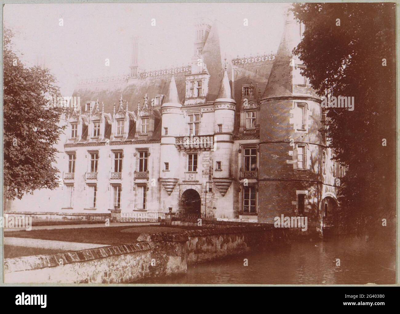 Außenansicht des Château de Maintenon in Dreux. Teil des Fotoalbums eines französischen Amateurfotografen mit Aufnahmen von Reisen in Frankreich, Spanien, Belgien, Luxemburg und den Niederlanden, den ersten Automobilen und Autorassen. Stockfoto