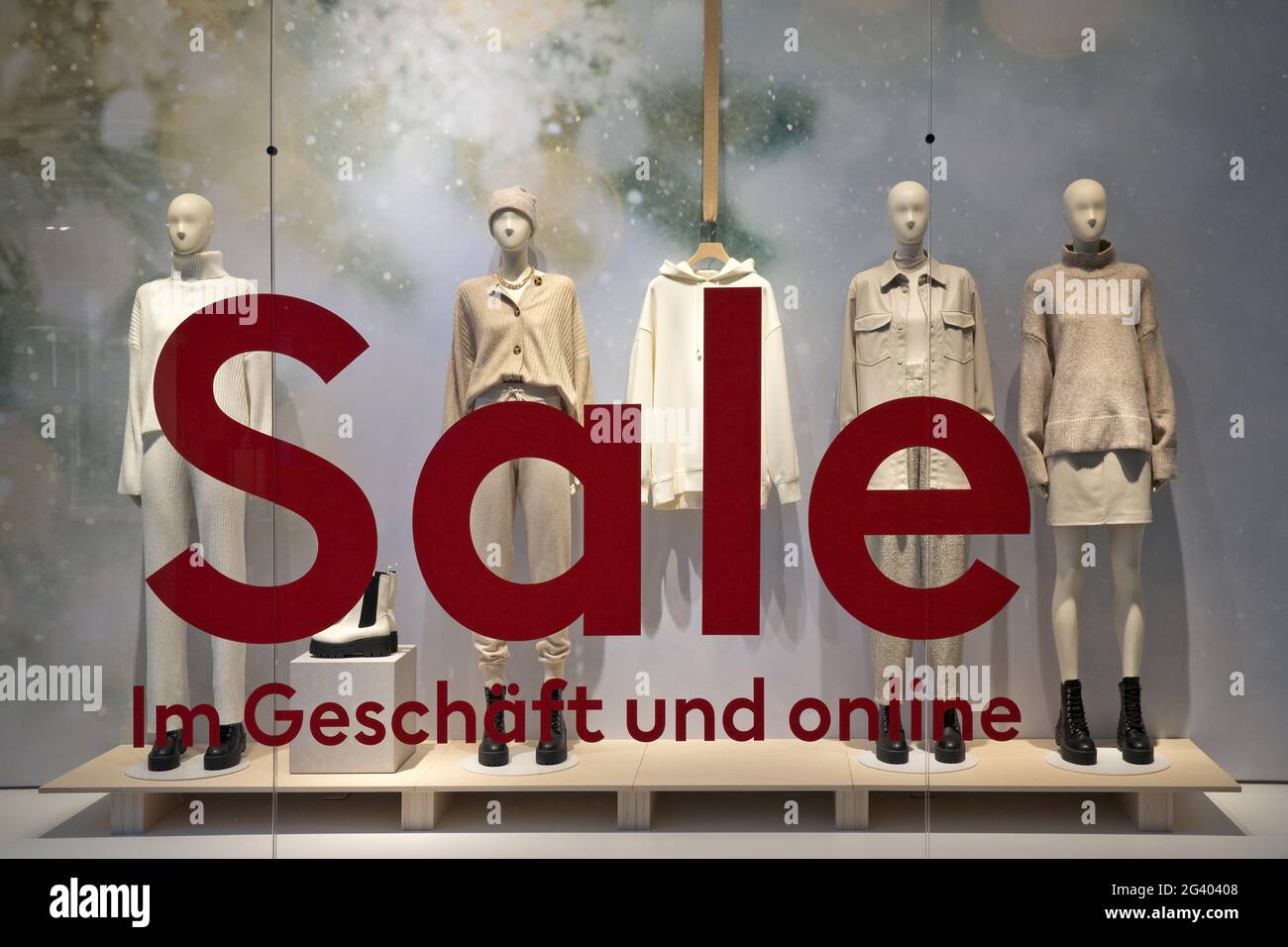 Schaufenster eines Bekleidungsladens mit dem Label Sale, Centro, Oberhausen, Ruhrgebiet, Deutschland, Europa Stockfoto
