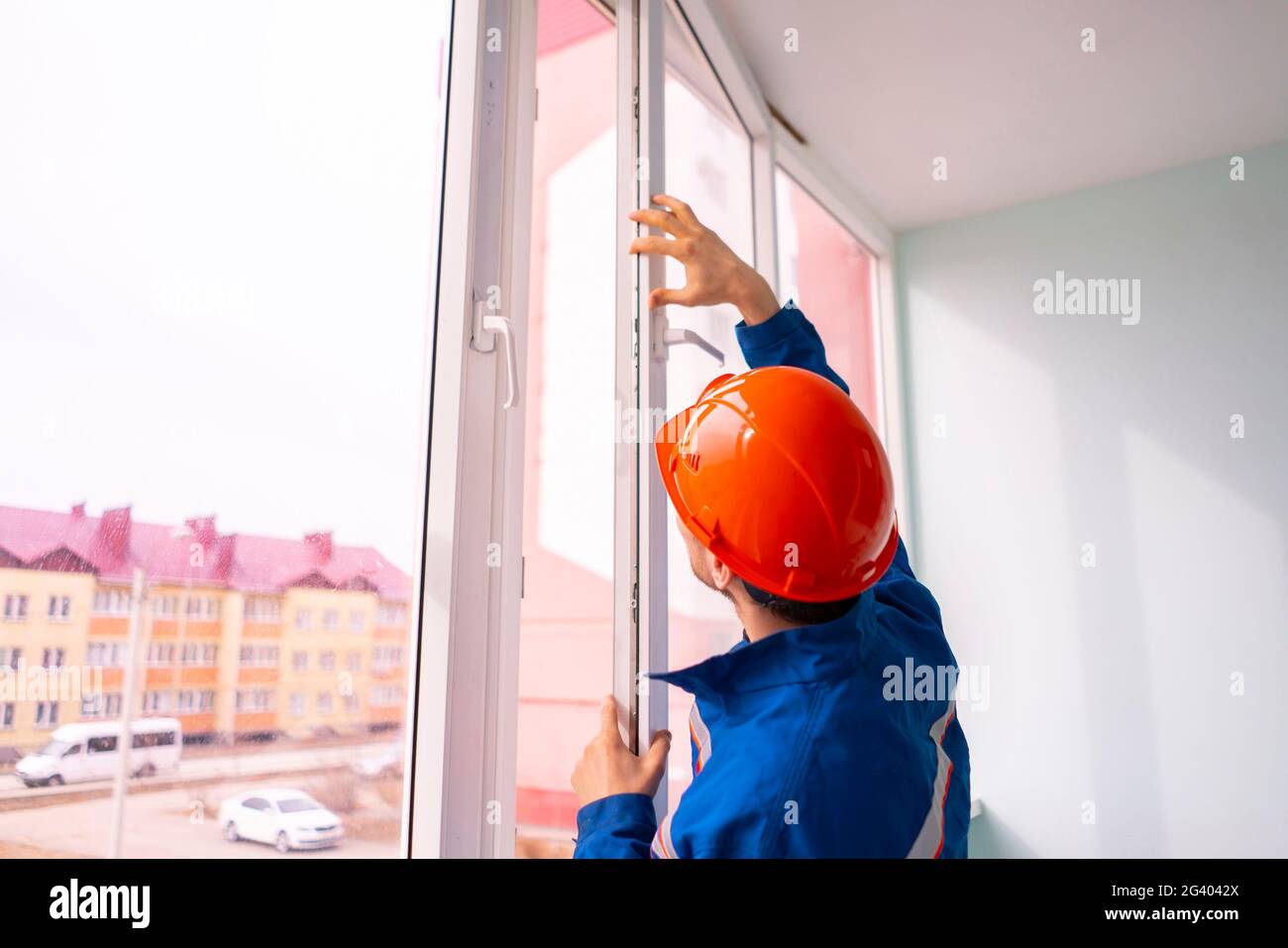 Professioneller Handwerker installiert und justiert Fenster im Haus Stockfoto