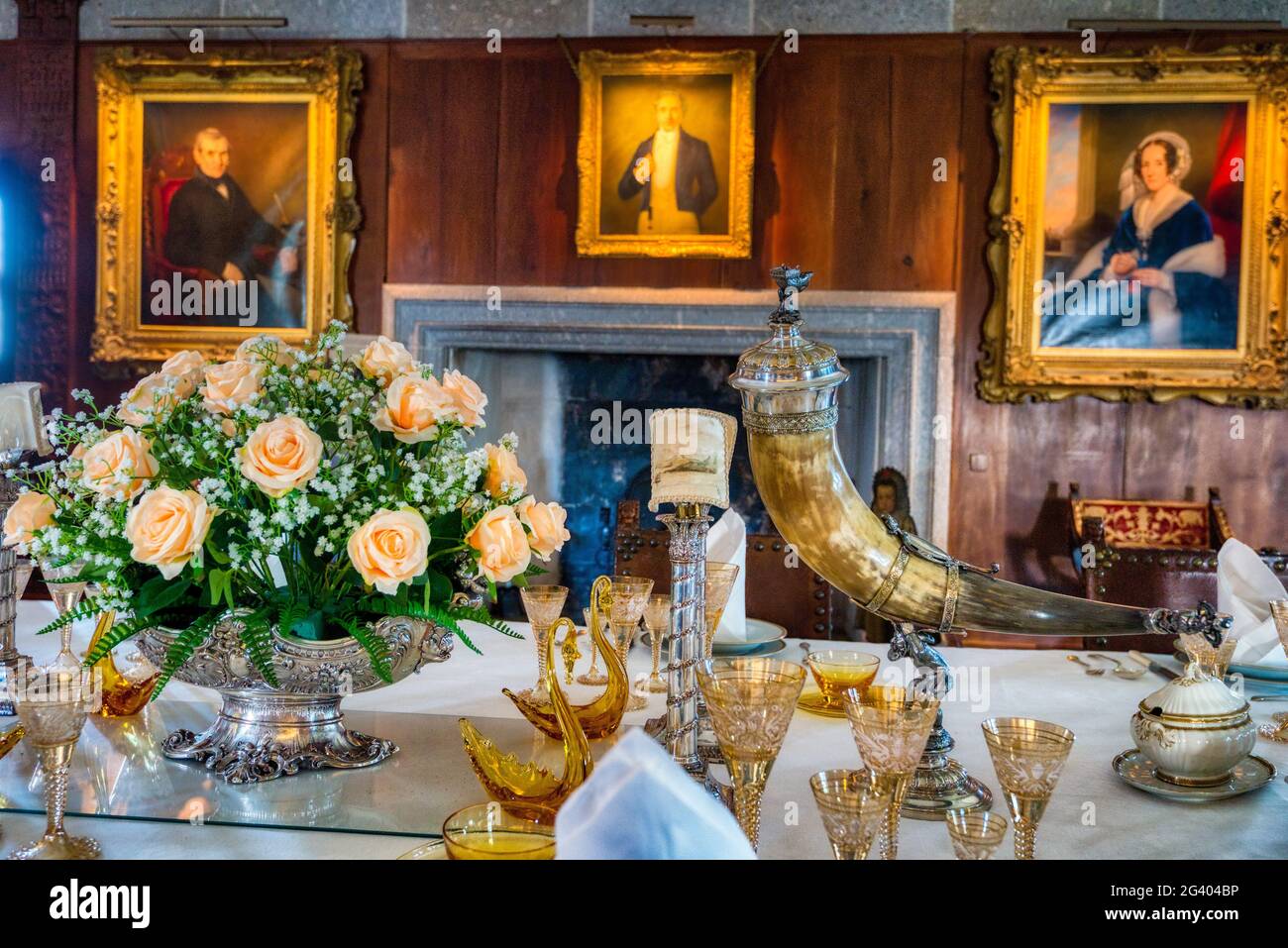 Esstisch im Castle Drogo, Devon, Großbritannien, mit Glas, porzellan und Blumen Stockfoto
